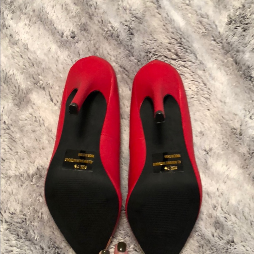 Red pointed heels - Picture 3 of 5